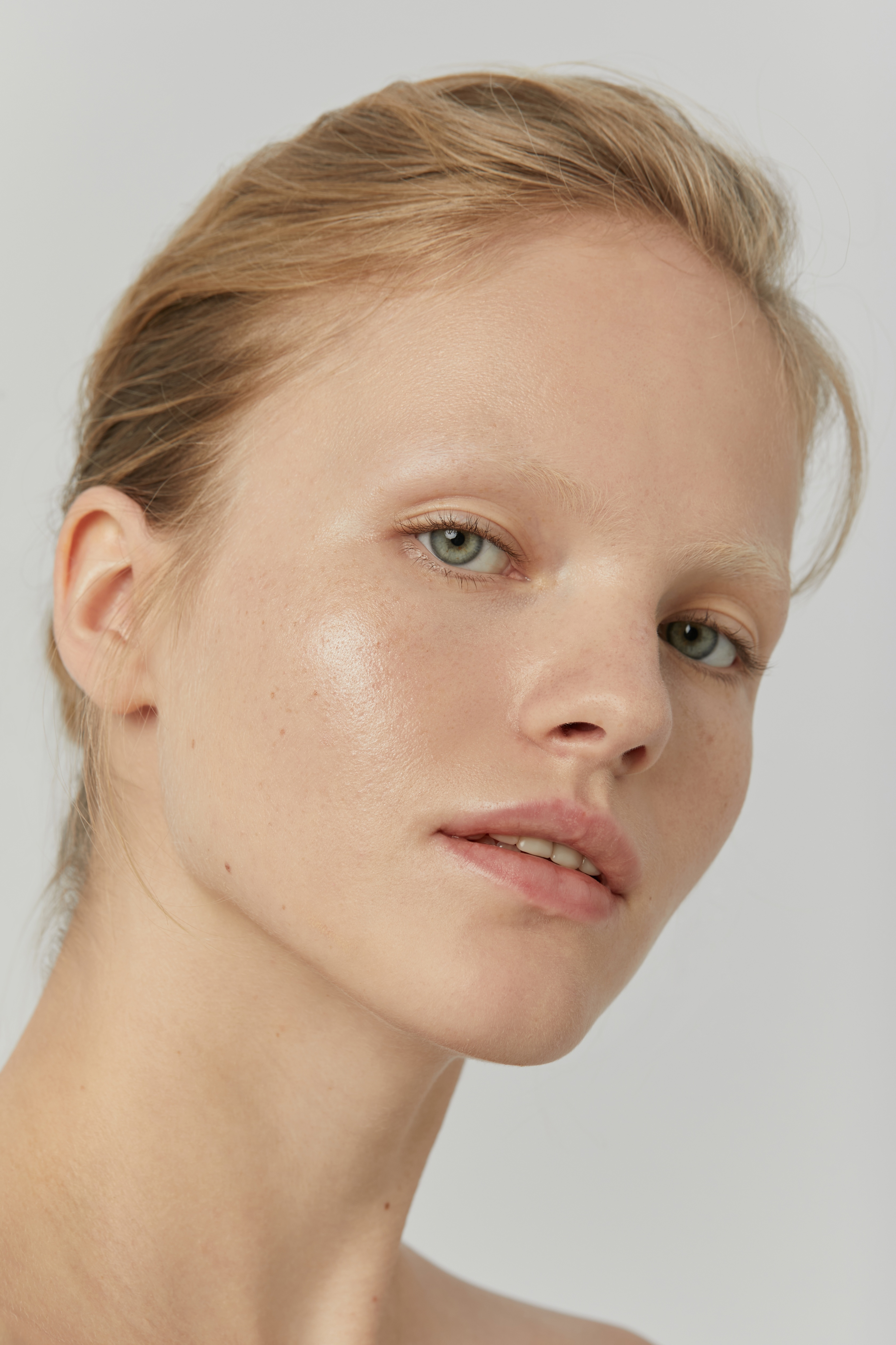 База под макияж ухаживающая Moonlight Glow Primer