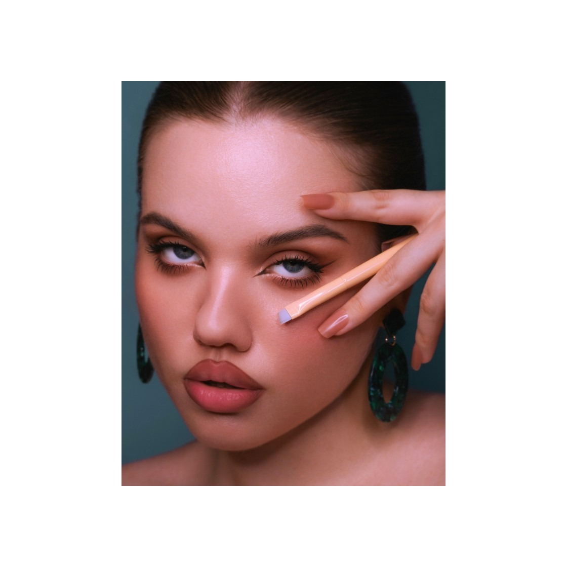 Кисть для бровей Kylie By Makeup Religion купить в VISAGEHALL