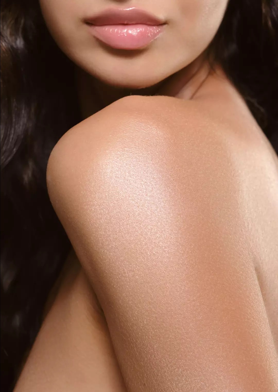 Хайлайтер для тела Glow body foundation купить в VISAGEHALL