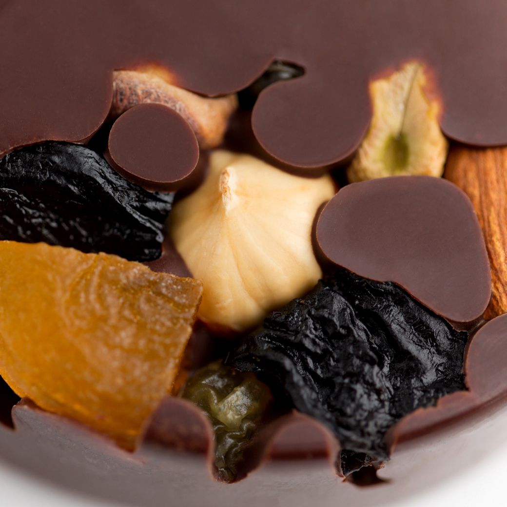 Медальон 66% Dark chocolate Dominican: миндаль, фундук, фисташка, курага, чернослив, изюм купить в VISAGEHALL