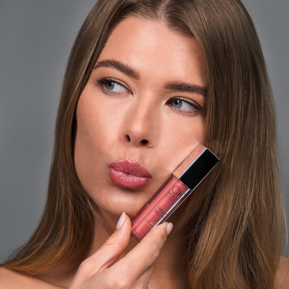 Блеск для губ легкий сияющий Color Salute Light Weight Lip Glaze