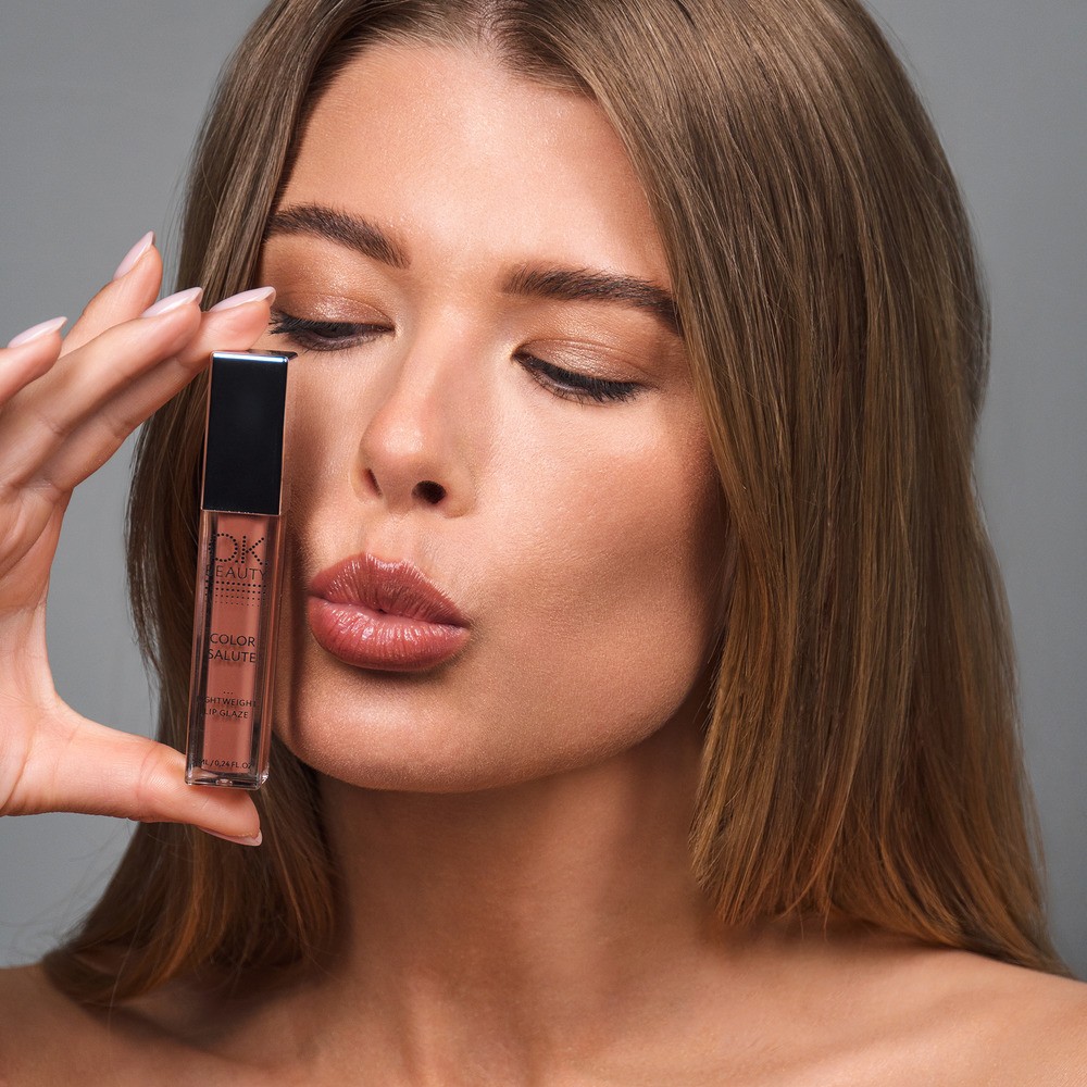 Блеск для губ легкий сияющий Color Salute Light Weight Lip Glaze