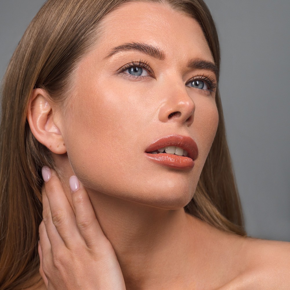 Блеск для губ легкий сияющий Color Salute Light Weight Lip Glaze