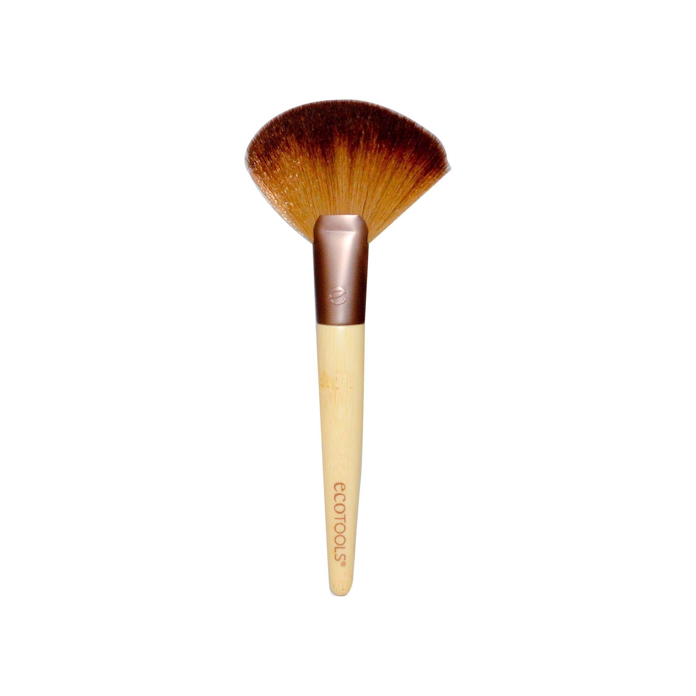 Кисть веер Deluxe fan Brush магазин VISAGEHALL являющийся официальным дистрибьютором в России