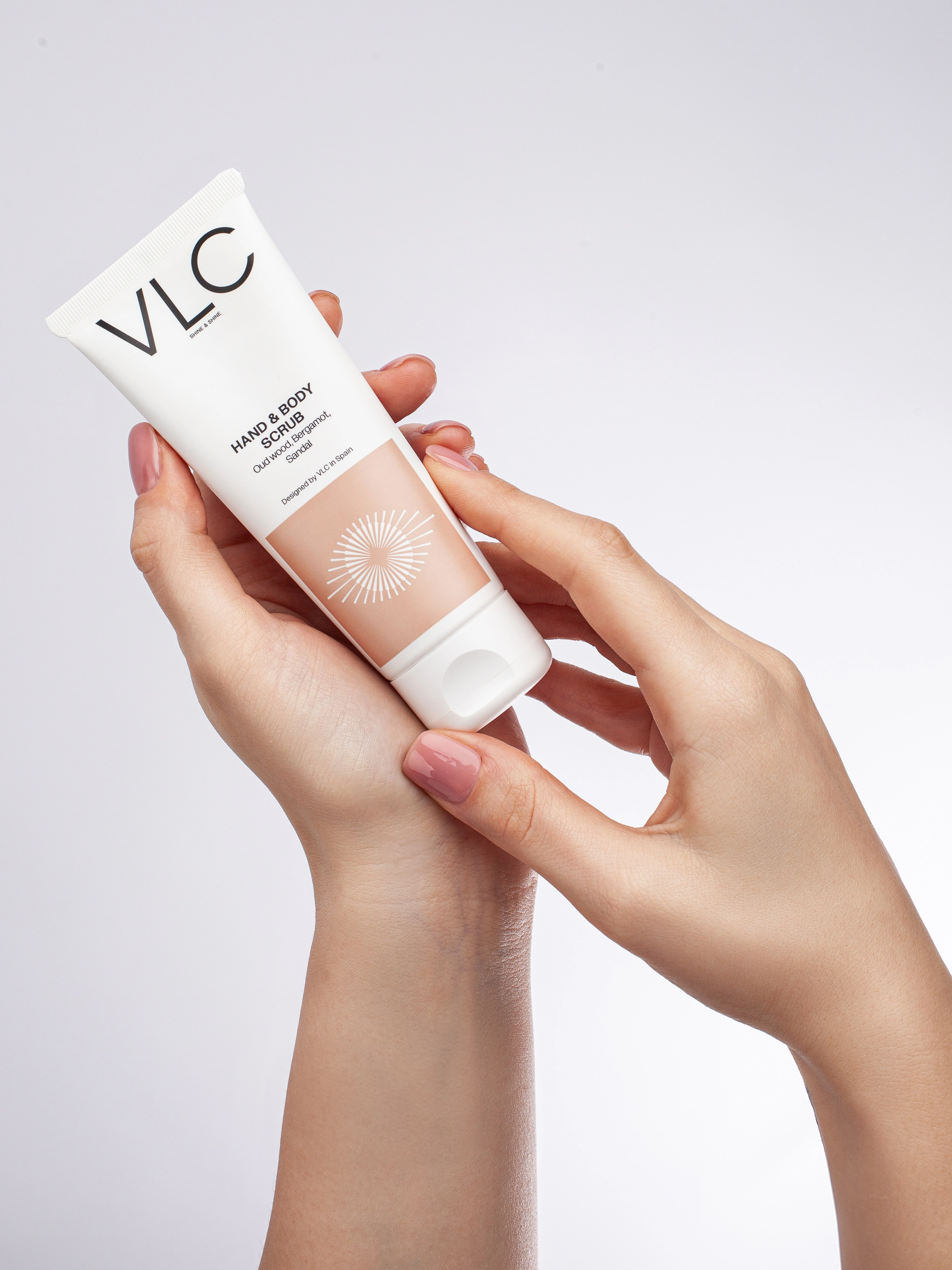 Крем-скраб питательный для рук и тела Oud wood, Bergamot, Sandal купить в VISAGEHALL