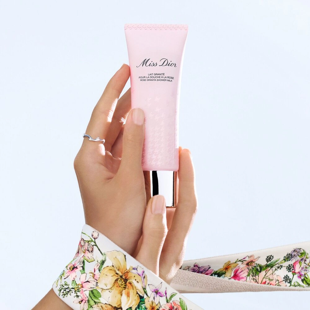 Молочко для душа с отшелушивающим эффектом Miss Dior купить в VISAGEHALL