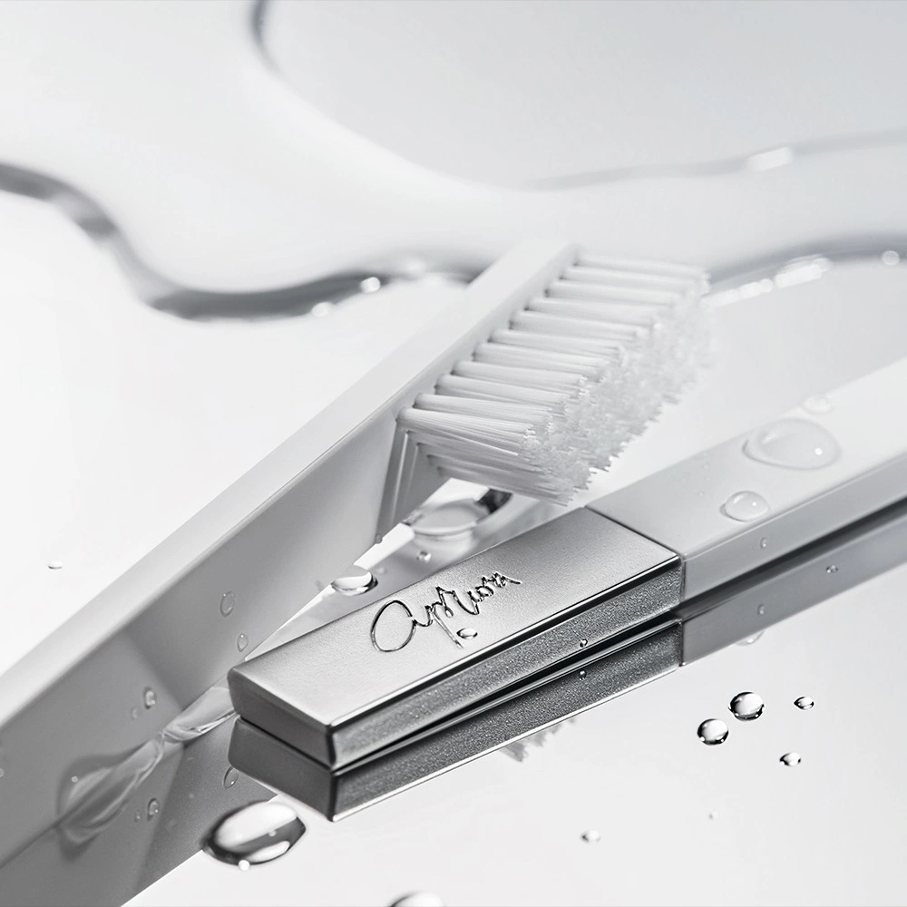 Зубная щетка средней жесткости Slim White and Silver купить в VISAGEHALL