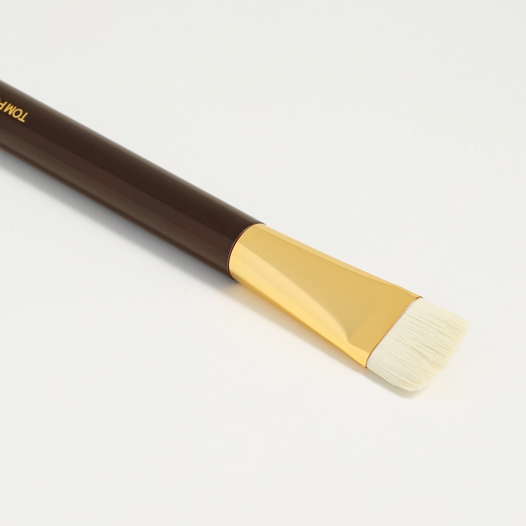 Кисть для моделирования лица Shade and Illuminate Brush 04 купить в VISAGEHALL